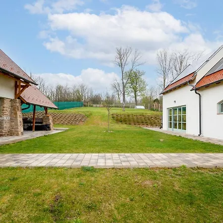Oszter House With Pool - Happy Holiday home Kekkut